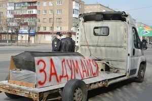 Невідомі напали на автомобіль, розбили лобове скло, салон, украли звукову апаратуру і зламали труну