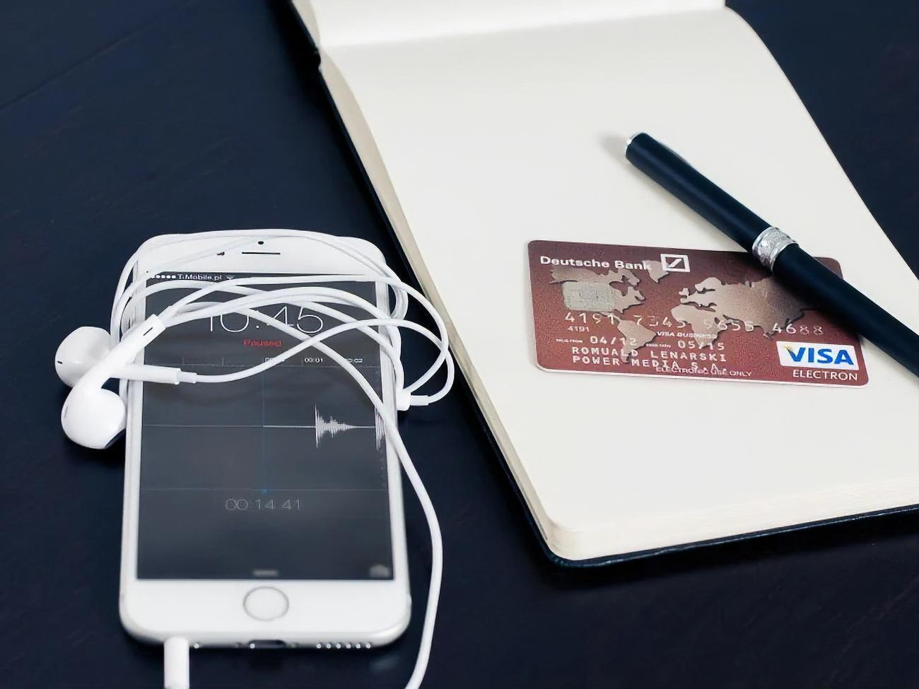 Для продления срока действия платежной карты нужно позвонить в банк или связаться онлайн