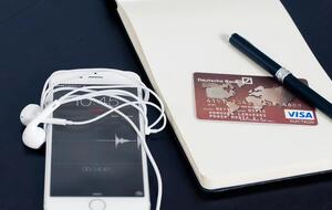 Для продления срока действия платежной карты нужно позвонить в банк или связаться онлайн