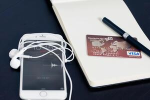 Для продовження терміну дії платіжної картки потрібно зателефонувати в банк або зв'язатися онлайн