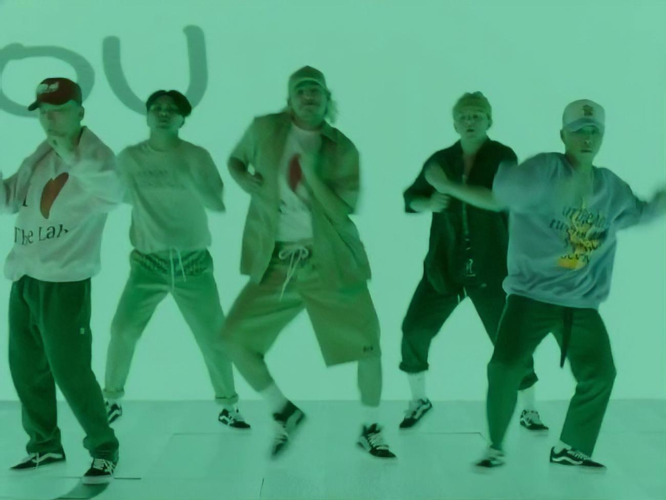 У ролику сюжет відсутній як такий