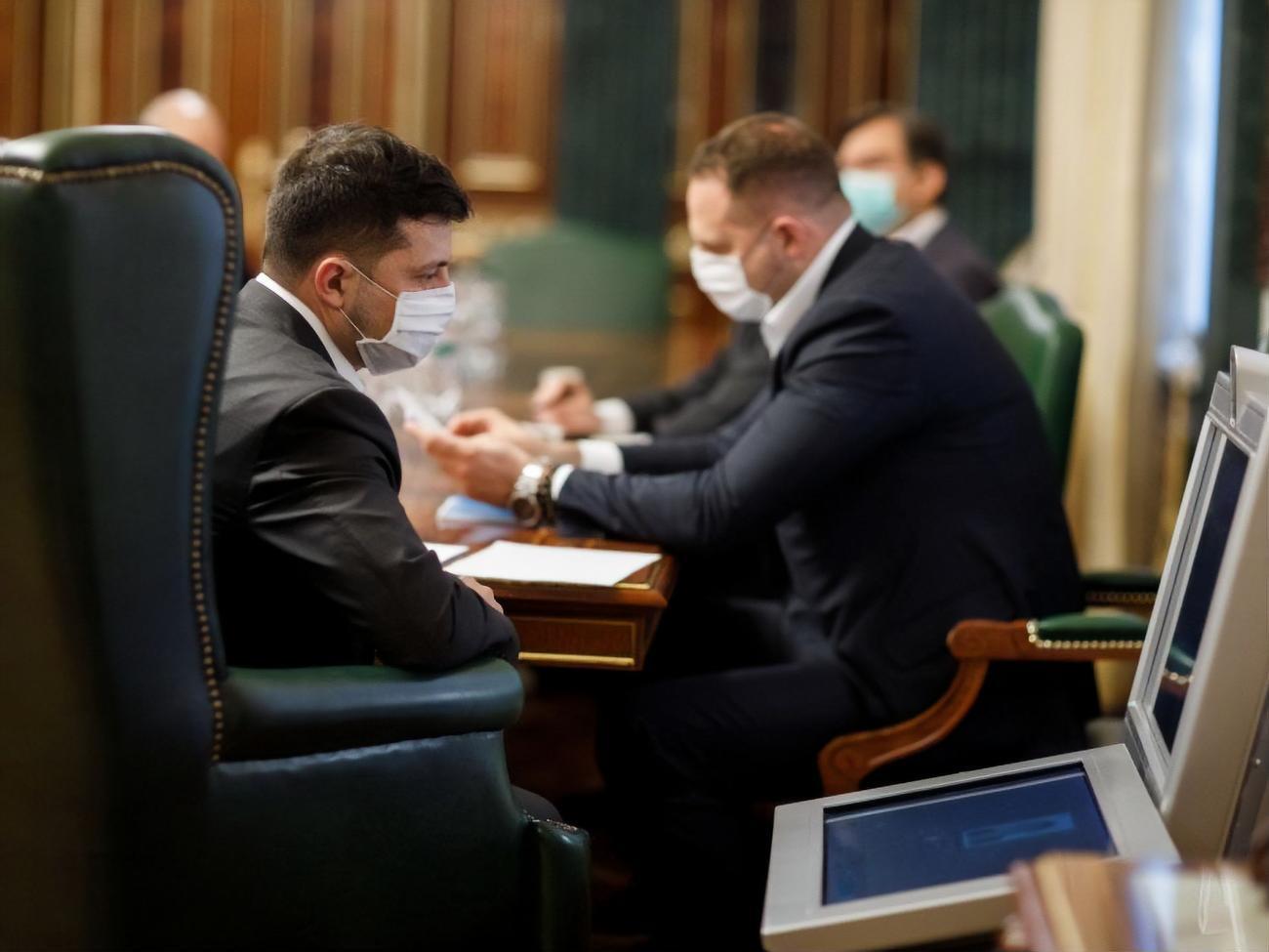 Зеленський провів нараду щодо питань боротьби з коронавірусом