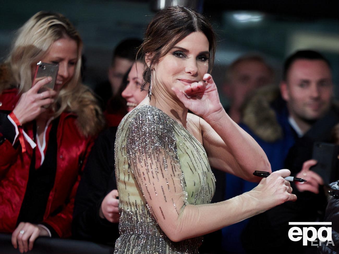 Буллок передала медикам 6 тис. респіраторів