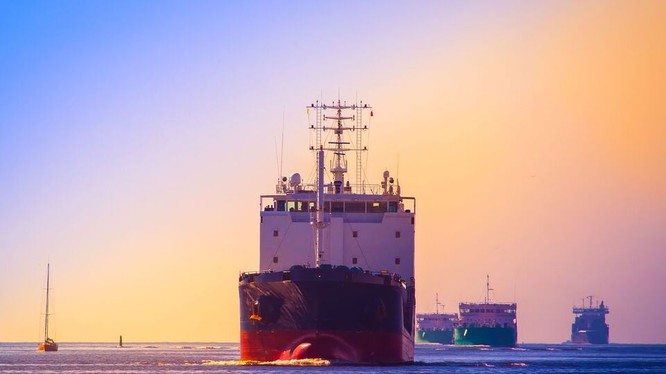 На торговельних суднах у всьому світі застрягло приблизно 100 тис. моряків