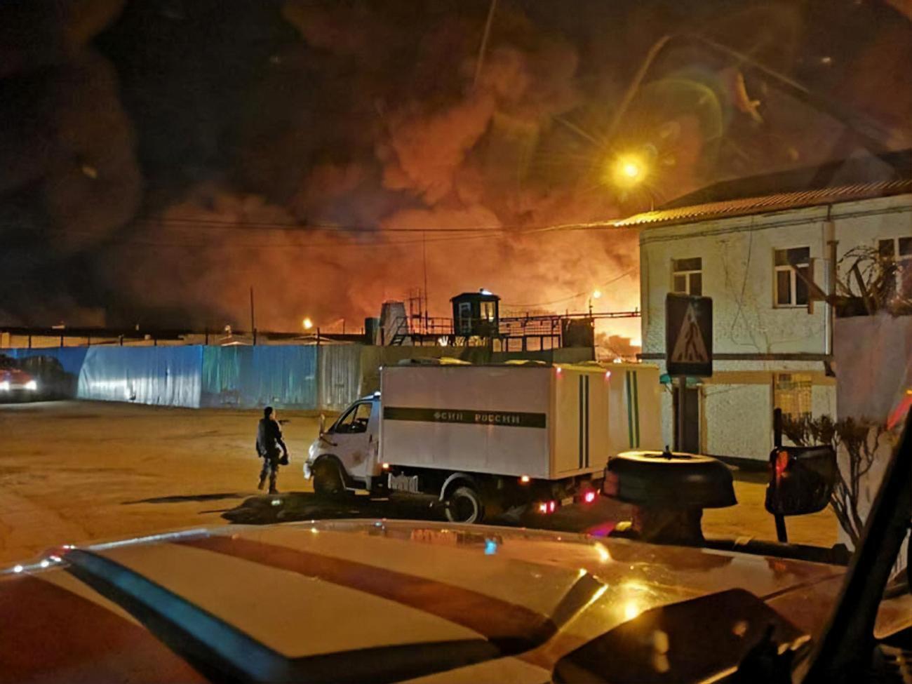 В колонии подожгли лесопилку и свиноферму