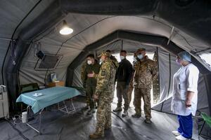 Во время визита в госпиталь Зеленский передал средства защиты военным медикам