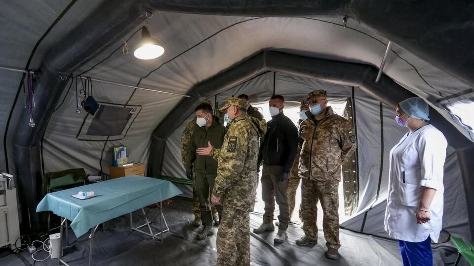 Во время визита в госпиталь Зеленский передал средства защиты военным медикам