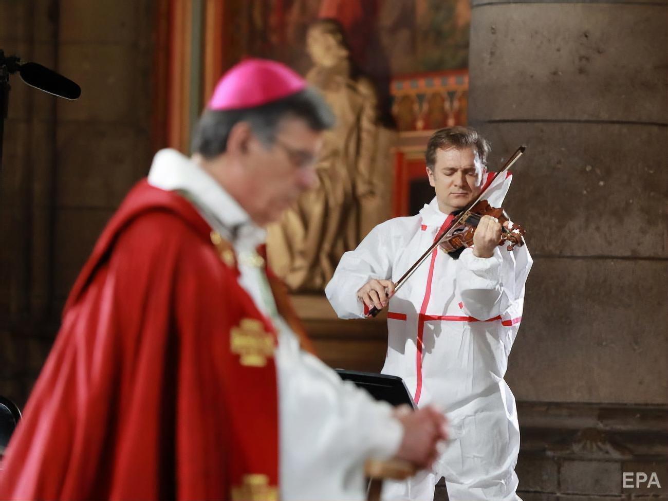 В Нотр-Дам-де-Пари прошла первая пасхальная служба после прошлогоднего пожара. Фоторепортаж