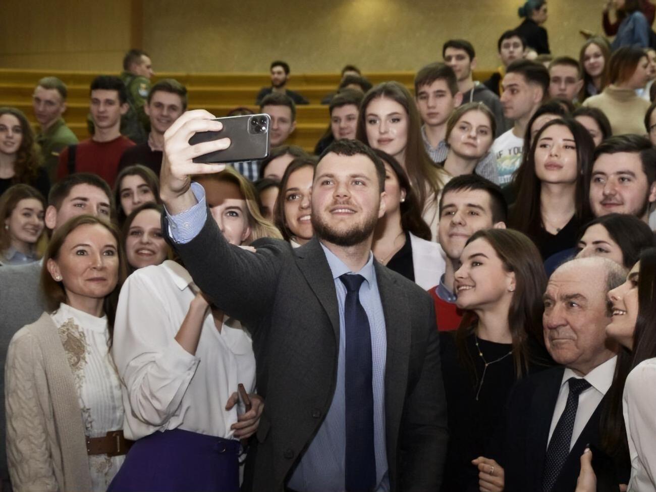 Криклій (у центрі) анонсував "цифрову революцію"