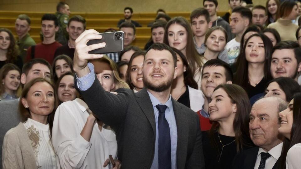 Криклій (у центрі) анонсував "цифрову революцію"