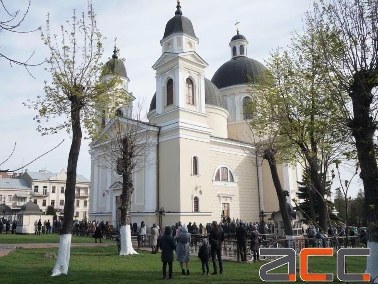 Українці святять вербу в церквах, незважаючи на карантин. Фоторепортаж