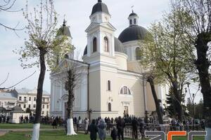 Украинцы святят вербу в церквях, несмотря на карантин. Фоторепортаж
