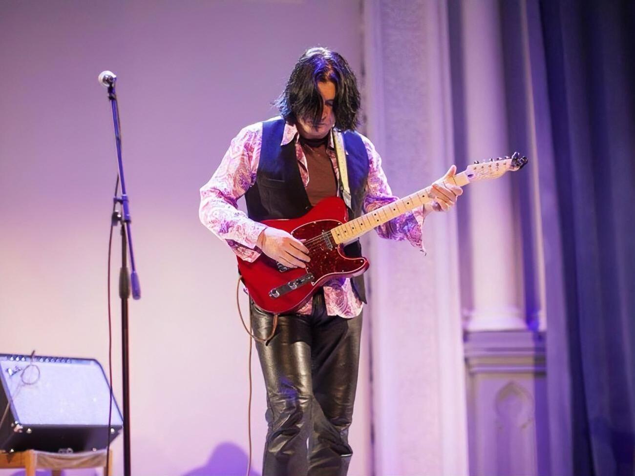 В ролике Де Брянский играет на гитаре