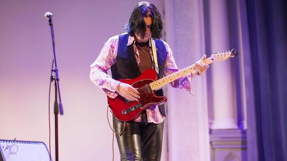 У ролику Де Брянський грає на гітарі