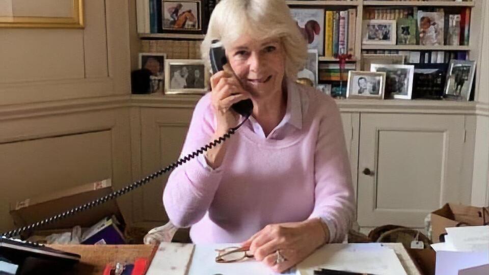 Герцогиня Корнуольскя рекомендует прочитать книгу своего покойного брата о путешествии в Индию