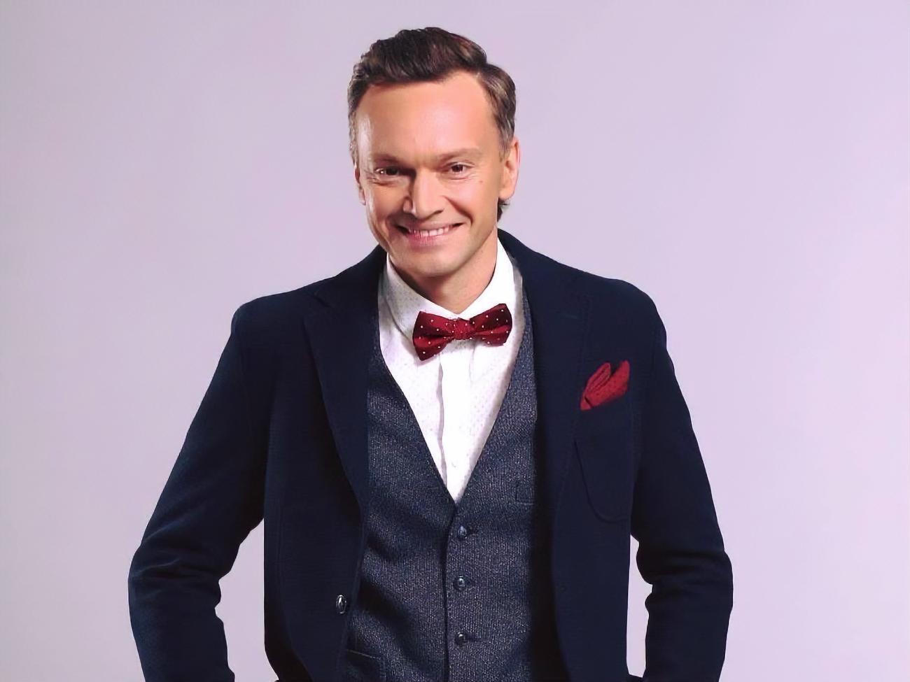 Данилевич позировал для полицейских в маске и без