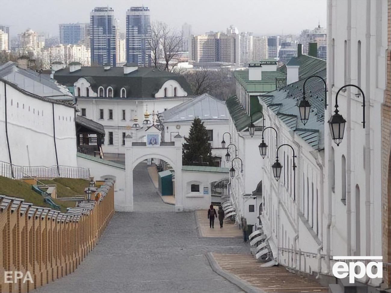 Лавру закрывают на карантин