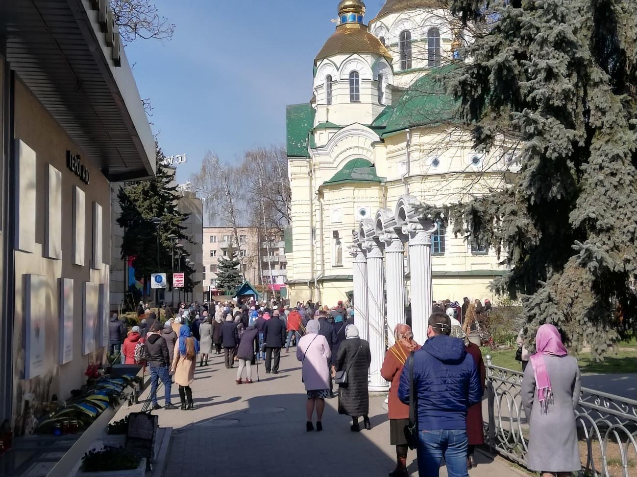 Черга біля Свято-Воскресенського собору (належить Українській православній церкві Московського патріархату) в Рівному у Вербну неділю