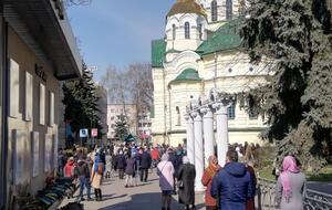 Черга біля Свято-Воскресенського собору (належить Українській православній церкві Московського патріархату) в Рівному у Вербну неділю