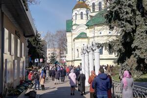 Черга біля Свято-Воскресенського собору (належить Українській православній церкві Московського патріархату) в Рівному у Вербну неділю