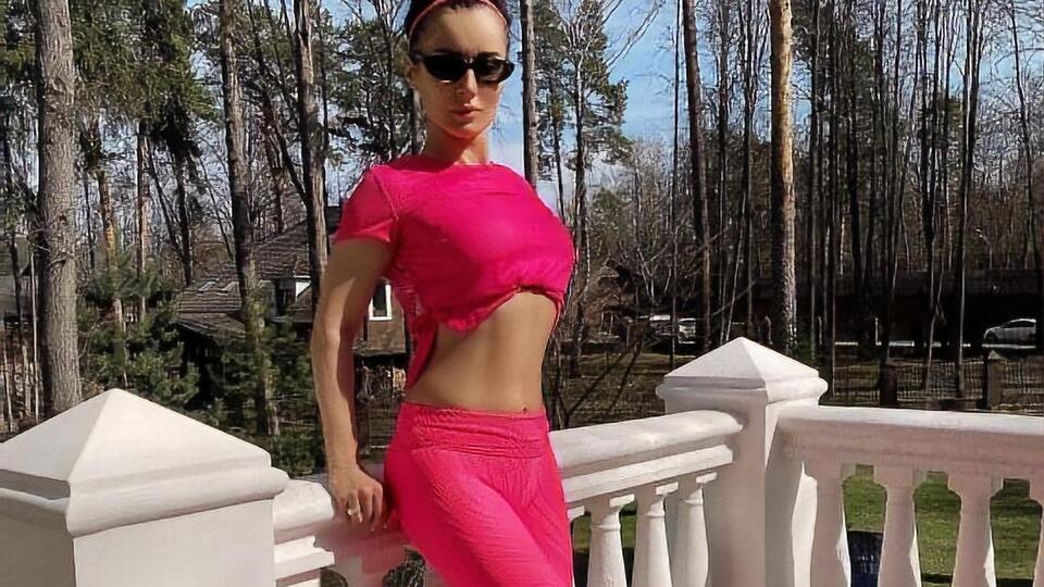 Собчак заявила, что на этом фото "дом покосился и деревья"