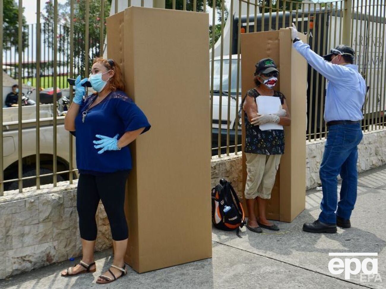 В Гуаякиле умерших хоронят в картонных гробах