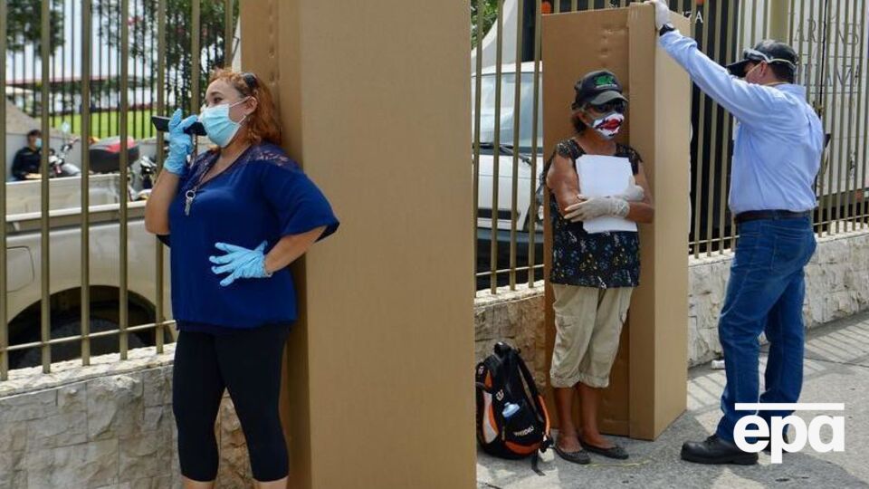 В Гуаякиле умерших хоронят в картонных гробах