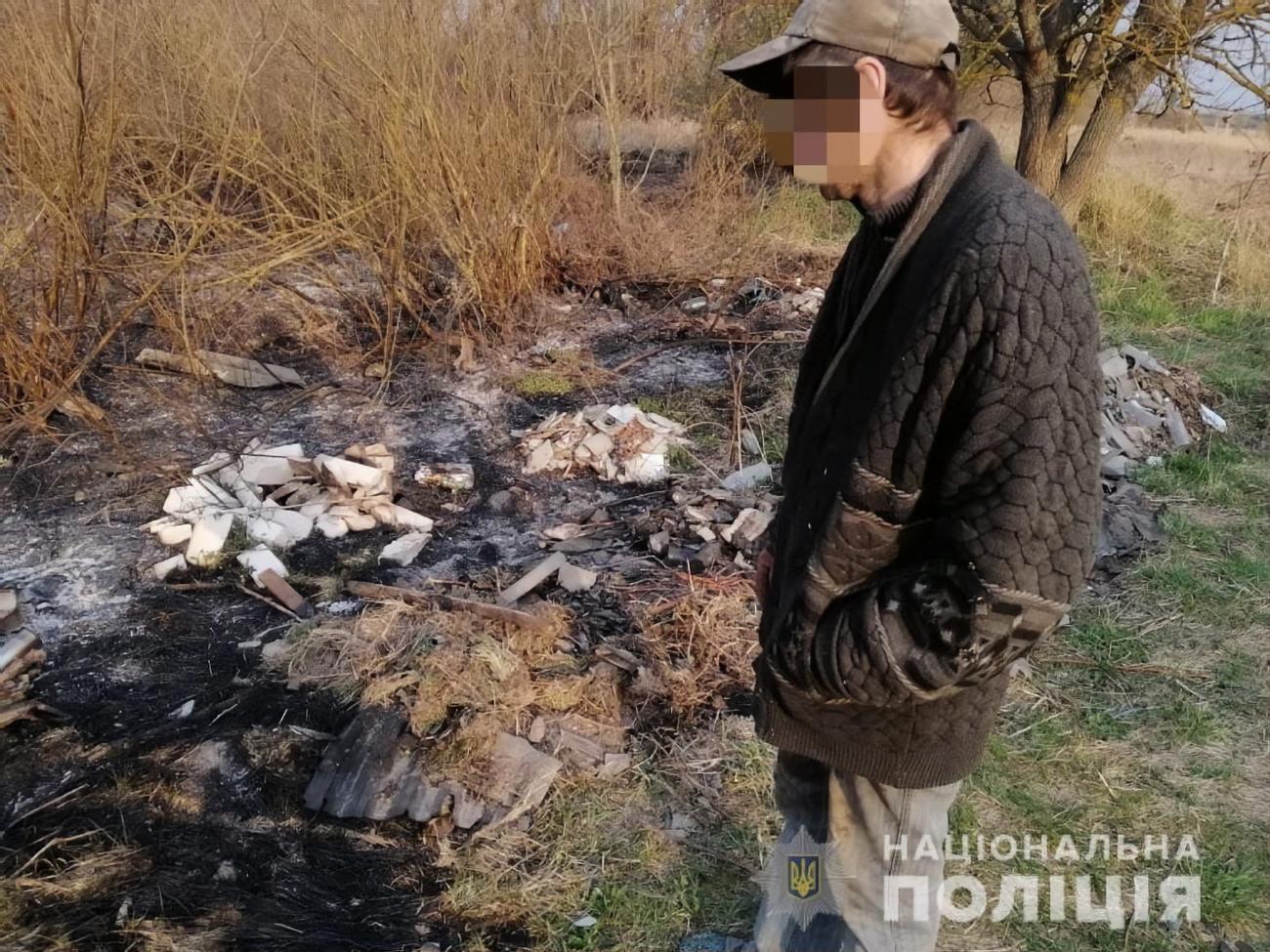 За даними правоохоронців, чоловік намагався самотужки погасити вогонь, не повідомивши про пожежу рятувальників