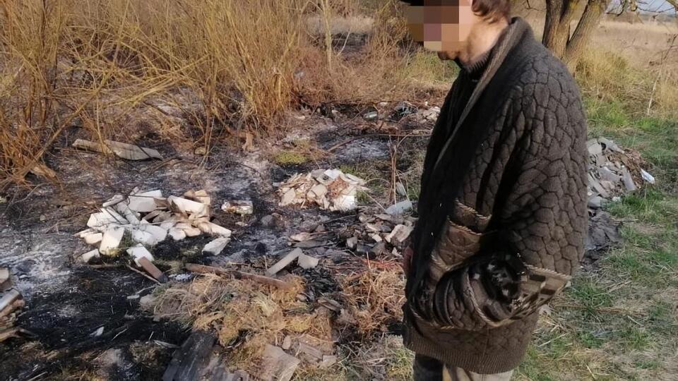 За даними правоохоронців, чоловік намагався самотужки погасити вогонь, не повідомивши про пожежу рятувальників