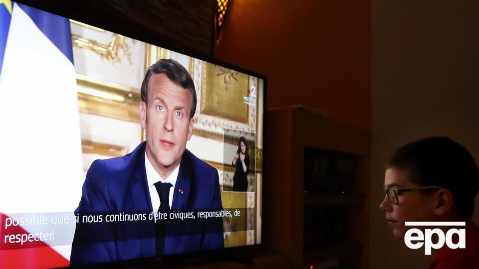Макрон выступил с телеобращением о продлении карантина