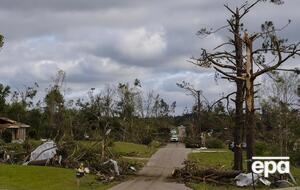 У південних штатах США сталася серія торнадо, 32 людини загинули. Фоторепортаж