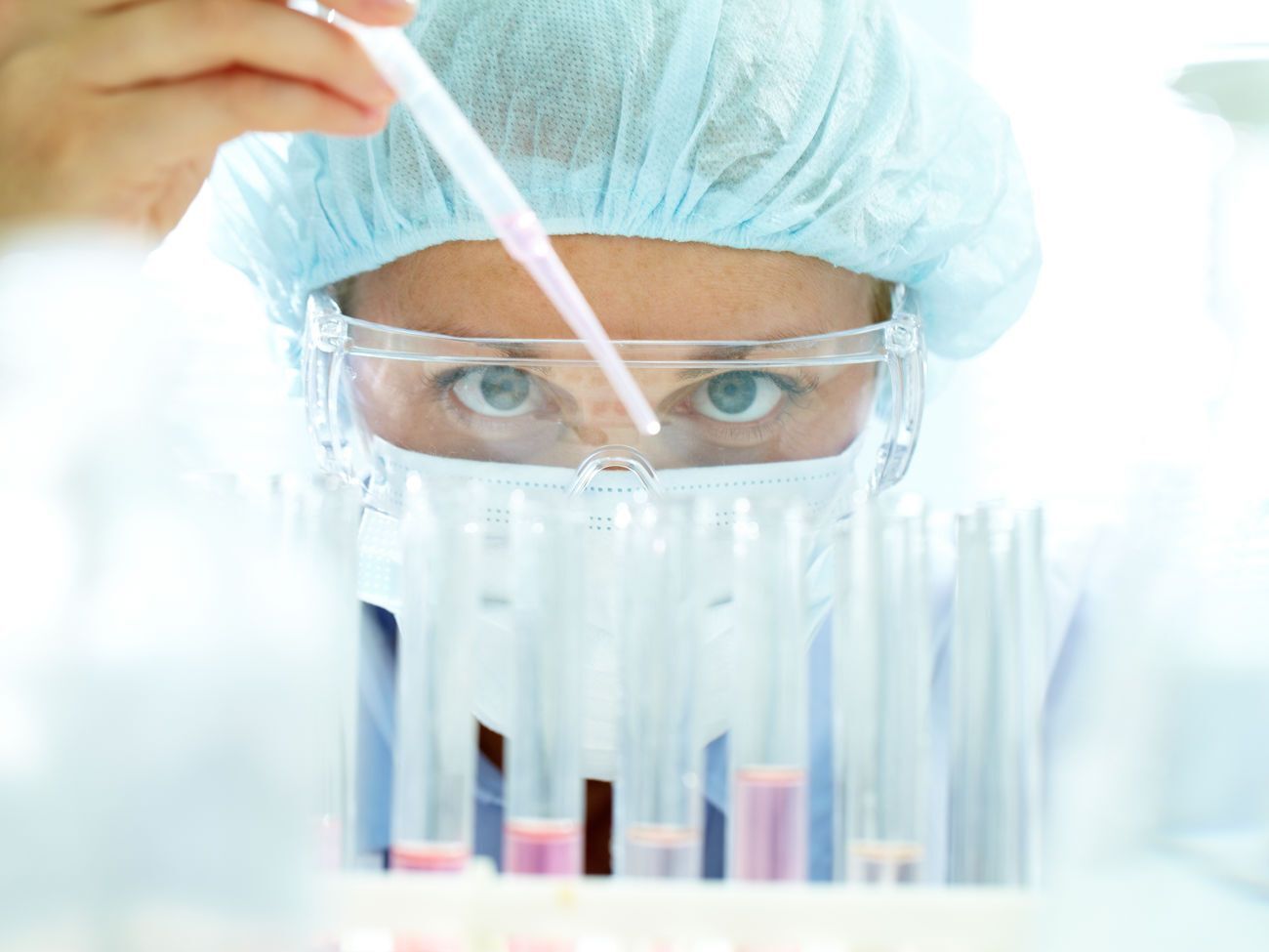 Китайские и американские ученые уже начали испытывать вакцину от коронавируса на людях