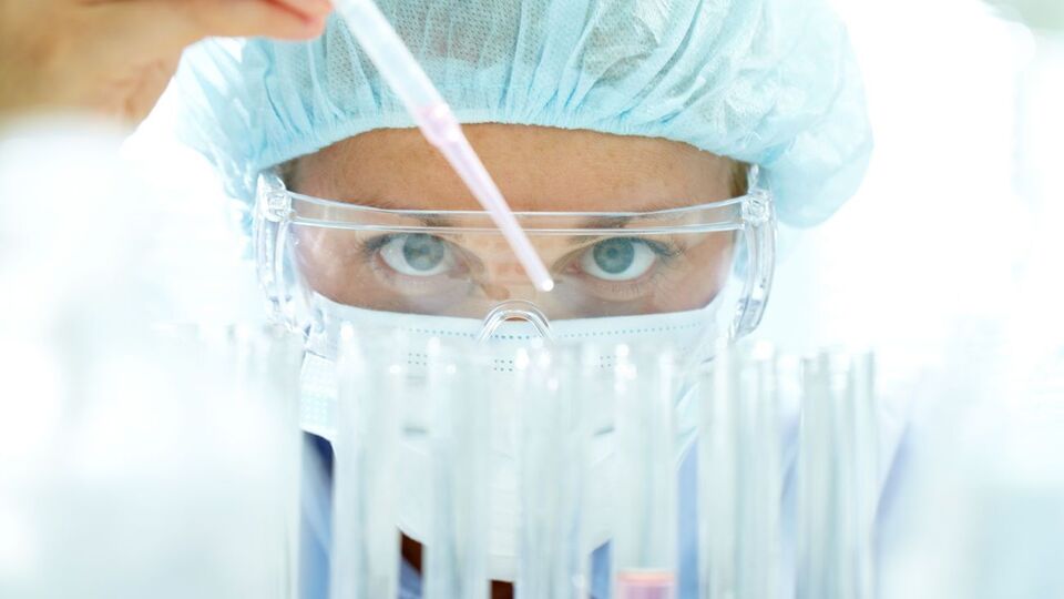 Китайские и американские ученые уже начали испытывать вакцину от коронавируса на людях