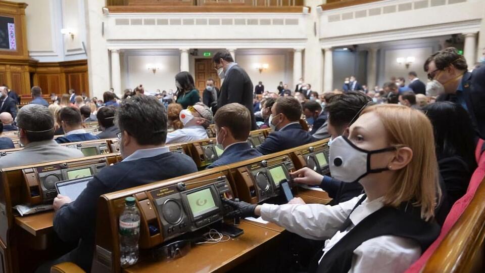 Кравчук (праворуч) висловила сподівання, що інші партії відмовляться від фінансування для боротьби з коронавірусом