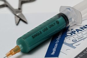 Комисаренко считает, что украинские ученые обладают нужными знаниями для создания вакцины, но условия работы не позволят им это сделать