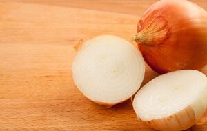 Российские тюремщики считают лук противовирусным средством, отметил Полозов