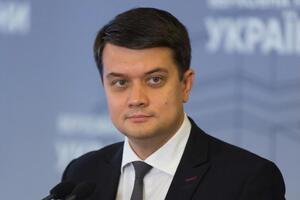 Разумков зазначив, що в понеділок засідання не буде, оскільки депутатам потрібно буде повернутися після Великодня з округів