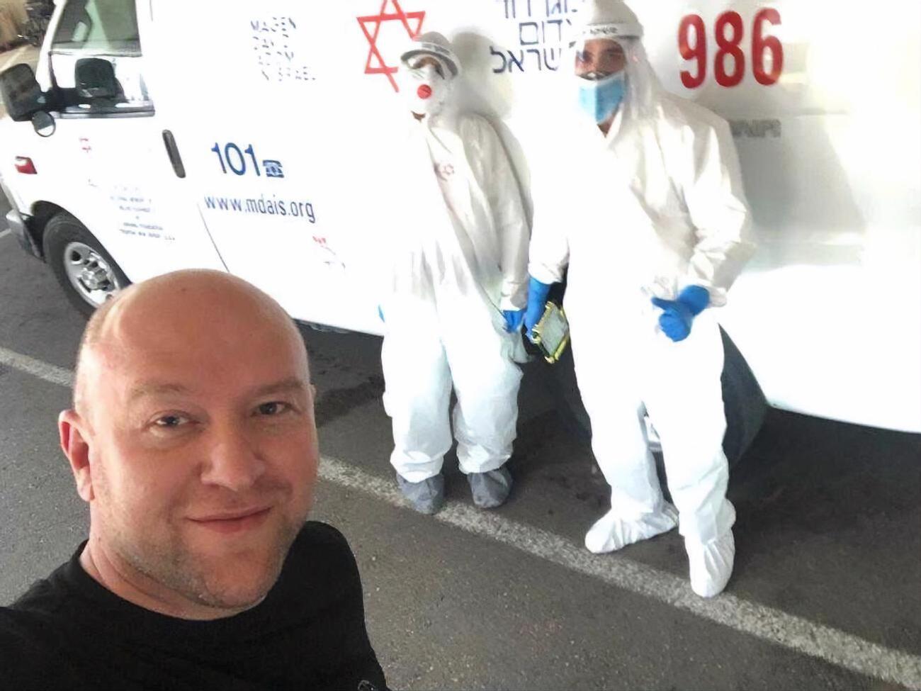 Роман Гольдман і лікарі швидкої допомоги Першого медичного центру Тель-Авіва