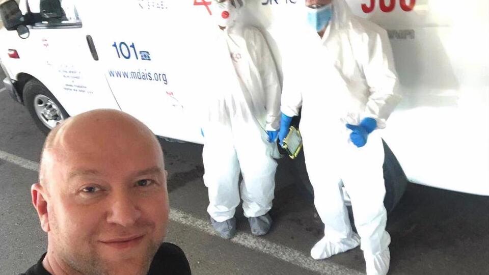 Роман Гольдман и врачи скорой помощи Первого медицинского центра Тель-Авива