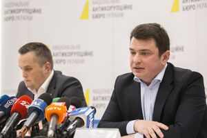 Обох керівників призначили 2015 року