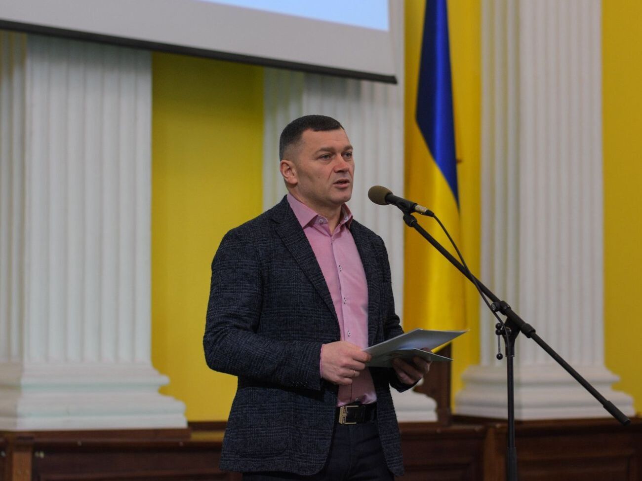 14 квітня журналісти повідомили, що Поворозника підозрюють у вимаганні хабаря в розмірі $125 тис.