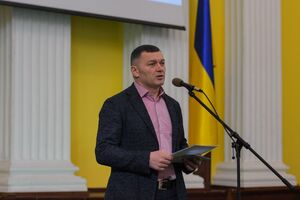 14 апреля журналисты сообщили, что Поворозника подозревают в требовании взятки в размере $125 тыс.
