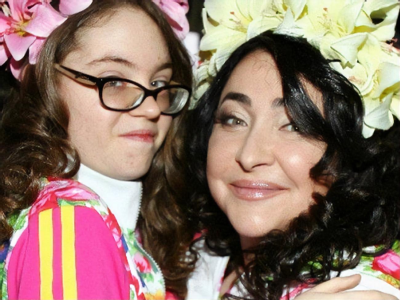 Лолита о дочери: Такие дети развиваются скачками. И много-много опасностей. (...) У нас очень сложно было с социумом