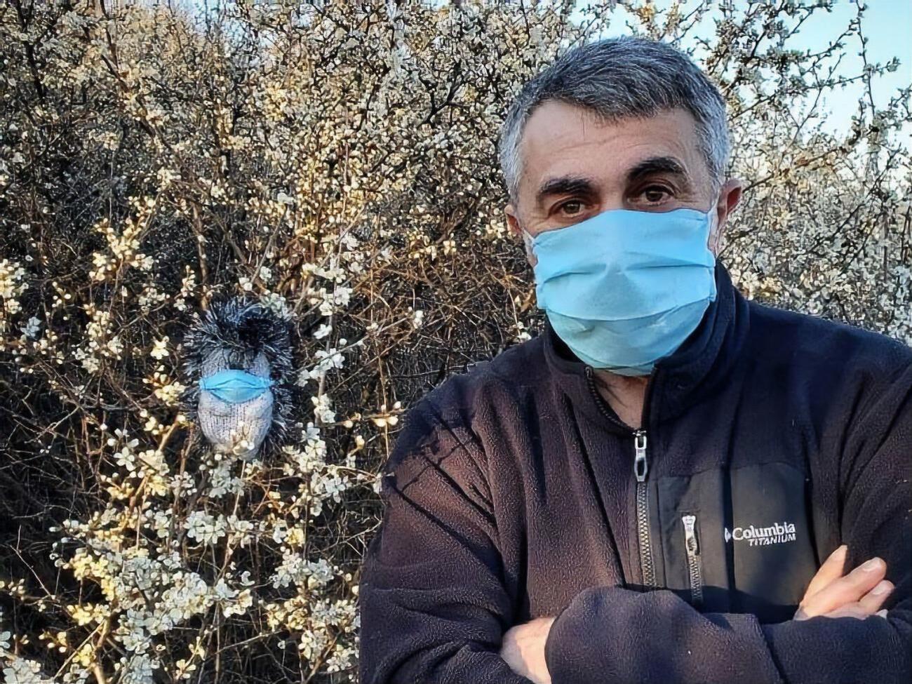 Комаровський: Знаєте, чим відрізняється маска від респіратора? Через маску відчувається запах квітучого терну. А в респіраторі нічого такого не унюхується