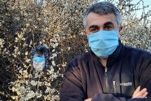 Комаровський: Знаєте, чим відрізняється маска від респіратора? Через маску відчувається запах квітучого терну. А в респіраторі нічого такого не унюхується