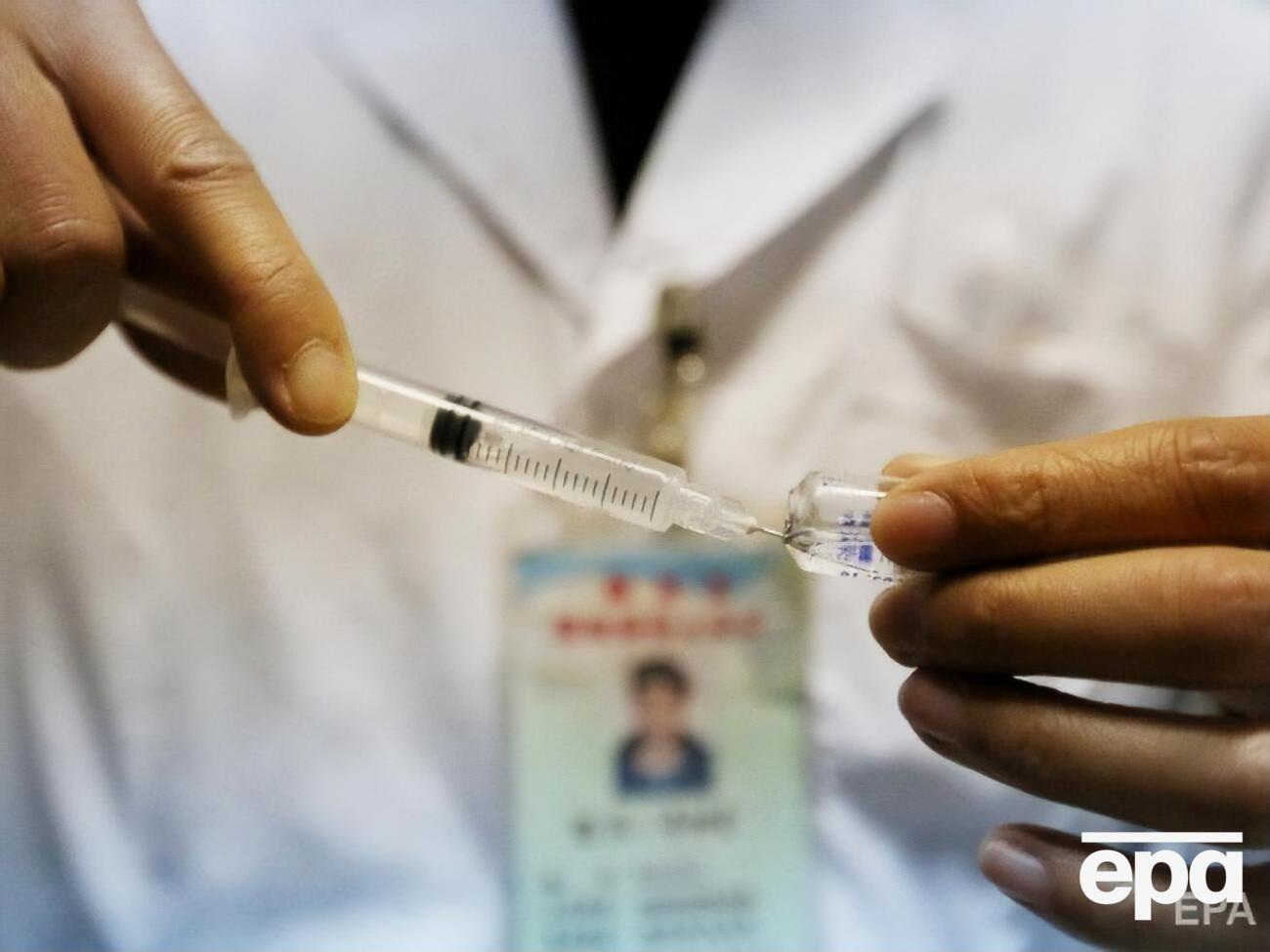 По данным ВОЗ, в мире разрабатывается не менее 70 вакцин против коронавируса