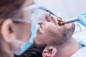 Стоматологические услуги предполагают близкий контакт, который может привести к заражению пациента или медработника коронавирусом, подчеркнули в Минздраве