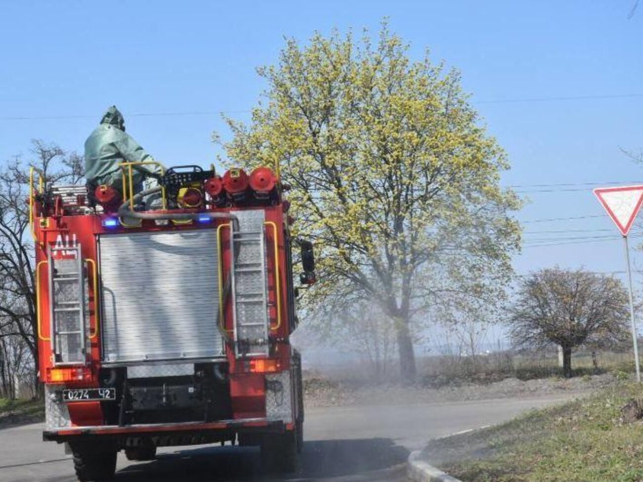 Зі стихією борються підрозділи ДАЗВ і ДСНС