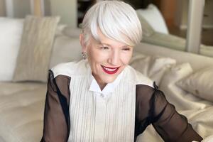 Мей Маск зняла відео вдома