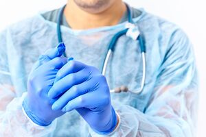 У МОЗ запевнили, що докладають зусиль, щоб забезпечити медиків засобами індивідуального захисту